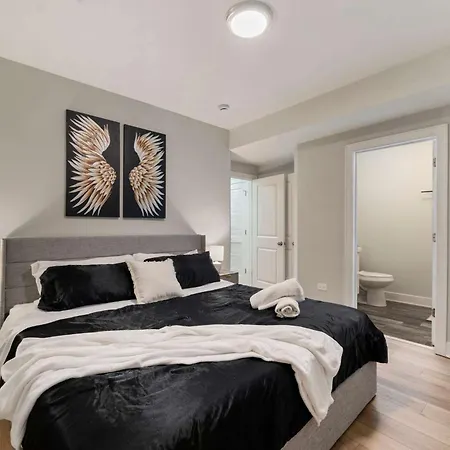 Spacious Pilsen 4 Bed 4 Bath Family Retreat * Chicago