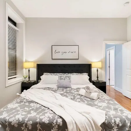 Spacious Pilsen 4 Bed 4 Bath Family Retreat Apartment *