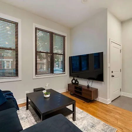 Apartment Spacious Pilsen 4 Bed 4 Bath Family Retreat