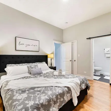 Apartment Spacious Pilsen 4 Bed 4 Bath Family Retreat *