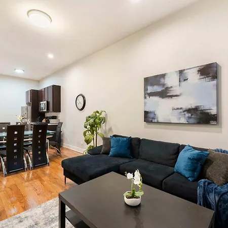 Spacious Pilsen 4 Bed 4 Bath Family Retreat