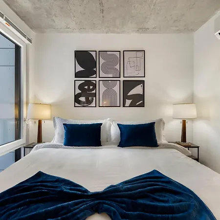 Chic 4-bedroom With Skyline Views & Amenities Chicago