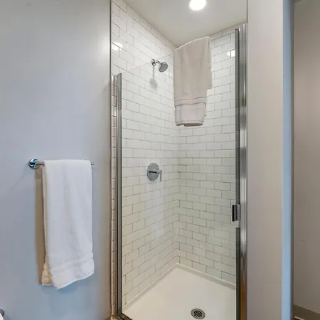 Chic 4-bedroom With Skyline Views & Amenities Hotel Chicago