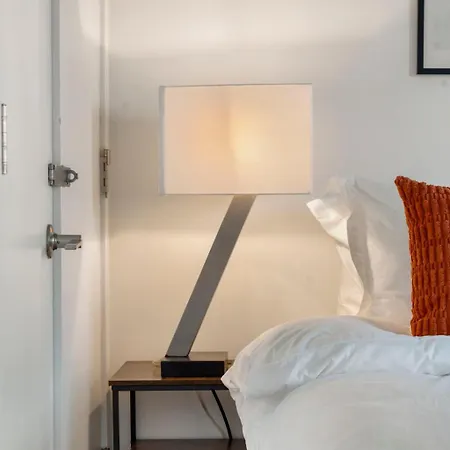 Chic 4-bedroom With Skyline Views & Amenities Hotel