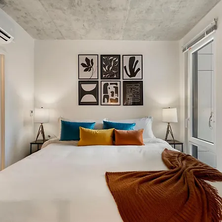 Chic 4-bedroom With Skyline Views & Amenities Hotel *