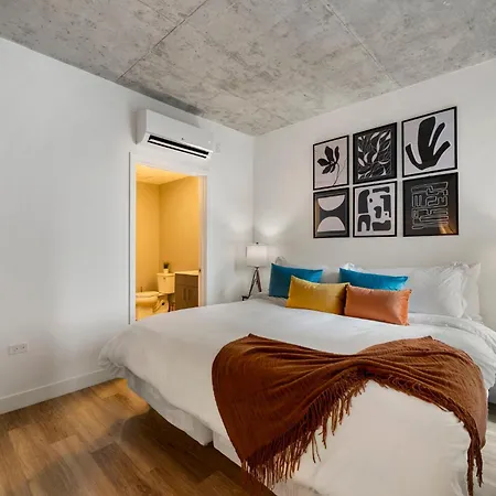 Chic 4-bedroom With Skyline Views & Amenities Chicago