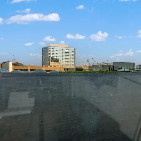 Chic 4-bedroom With Skyline Views & Amenities