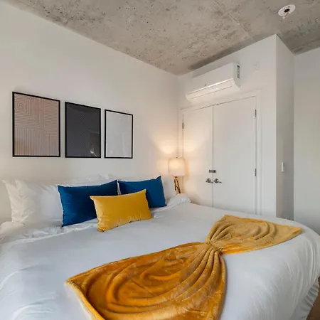 Chic 4-bedroom With Skyline Views & Amenities Hotel *
