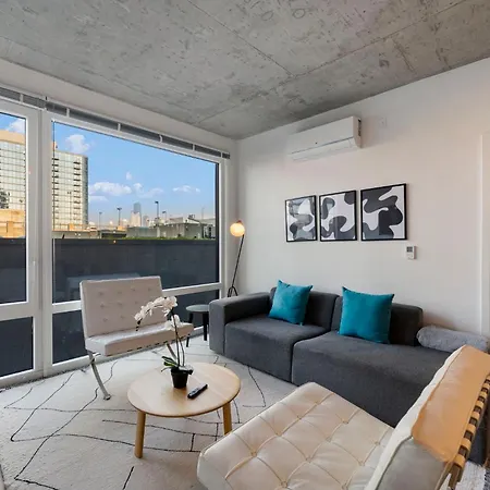Chic 4-bedroom With Skyline Views & Amenities *