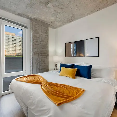Chic 4-bedroom With Skyline Views & Amenities Hotel