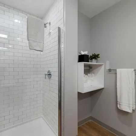 Hotel Chic 4-bedroom With Skyline Views & Amenities