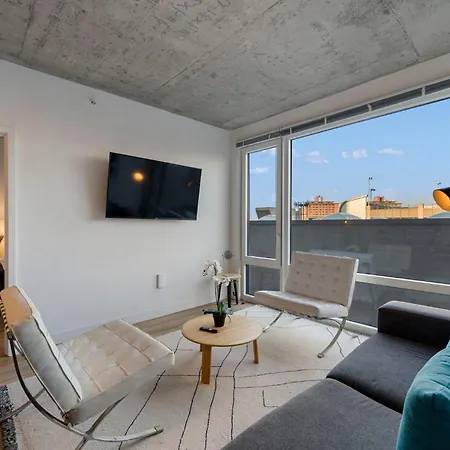 Hotel Chic 4-bedroom With Skyline Views & Amenities *