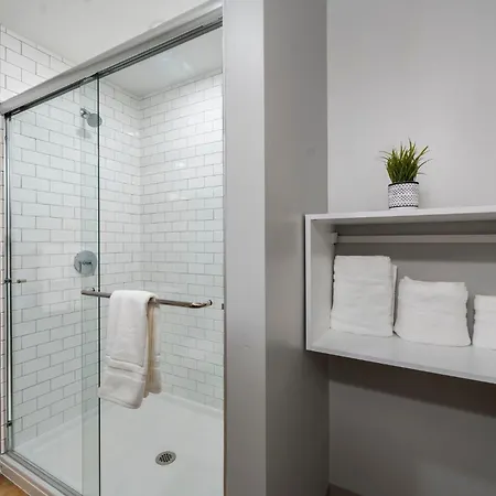 Chic 4-bedroom With Skyline Views & Amenities *