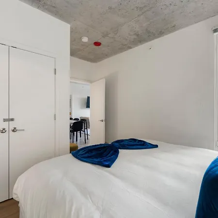 Chic 4-bedroom With Skyline Views & Amenities Chicago