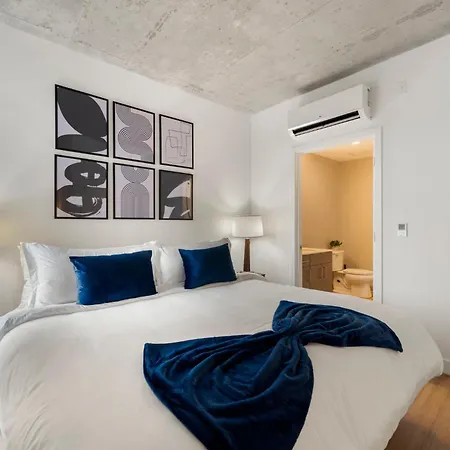 Chic 4-bedroom With Skyline Views & Amenities