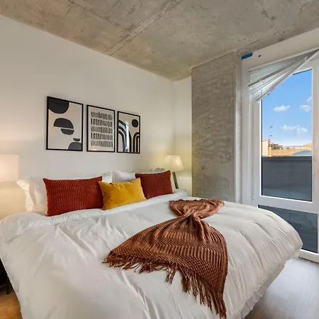 Chic 4-bedroom With Skyline Views & Amenities Hotel *