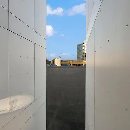 Hotel Chic 4-bedroom With Skyline Views & Amenities *