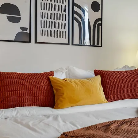Chic 4-bedroom With Skyline Views & Amenities Hotel Chicago