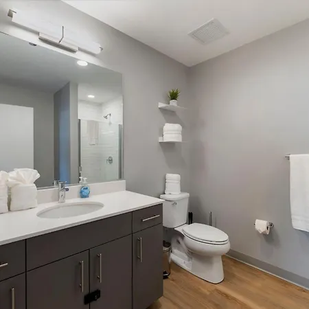 Chic 4-bedroom With Skyline Views & Amenities