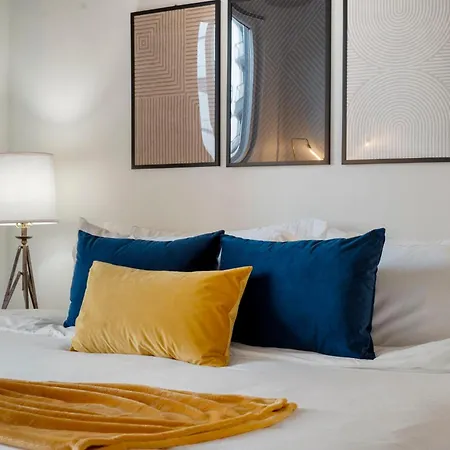 Chic 4-bedroom With Skyline Views & Amenities Hotel *