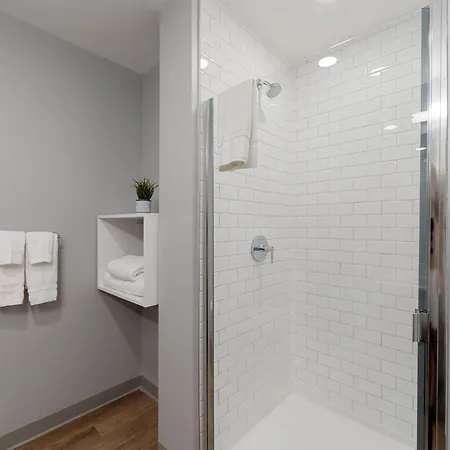 Hotel 4br Modern Gem Sleek Bright & *
