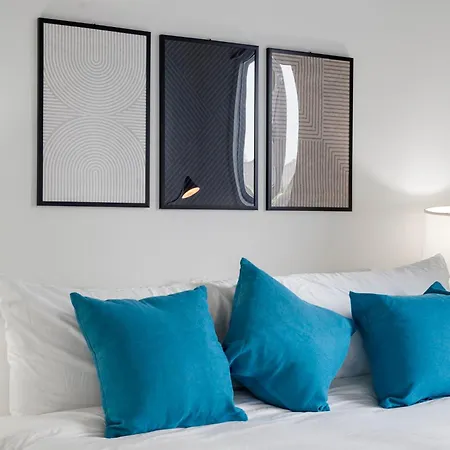 Modern 4br Retreat With Stunning Views Hotel