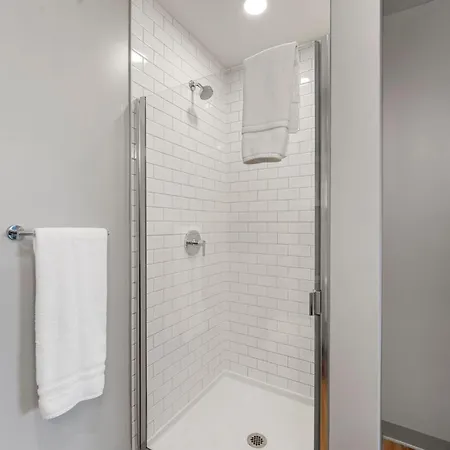 Hotel Modern 4br Retreat With Stunning Views