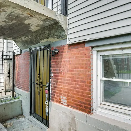 Dog-friendly W/ Yard: 10 Mi To Downtown Apartment Chicago