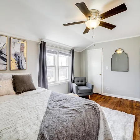 Holiday home 2 Mi To Calumet Park And Windy Escape! *