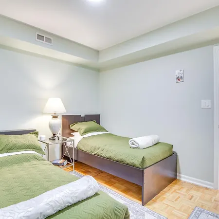 Steps To Shops & Eats: In Portage Park! Apartment