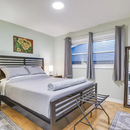 Steps To Shops & Eats: In Portage Park! Apartment