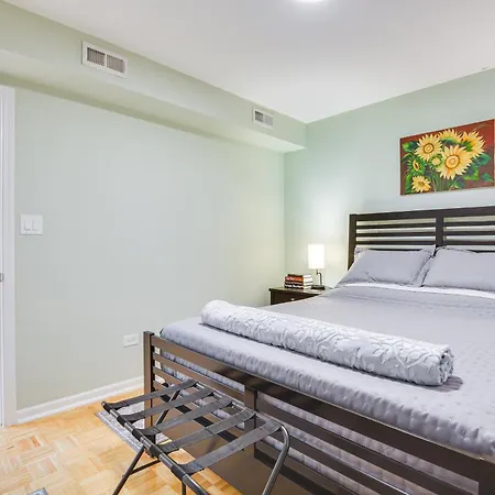 Apartment Steps To Shops & Eats: In Portage Park!