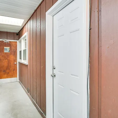 Steps To Shops & Eats: In Portage Park! Apartment *