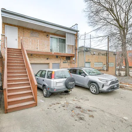 Steps To Shops & Eats: In Portage Park! Apartment