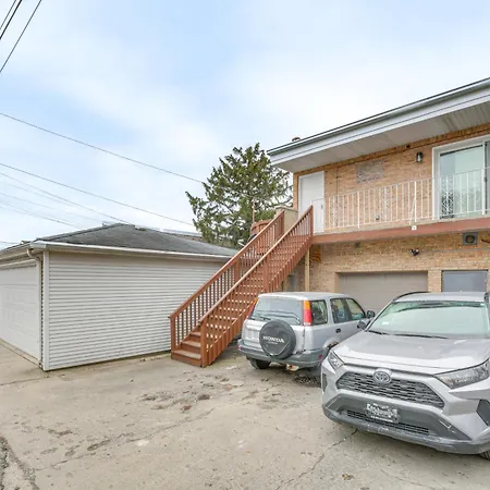 Apartment Steps To Shops & Eats: In Portage Park! *