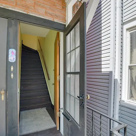 Walk To Logan Square Apartment *