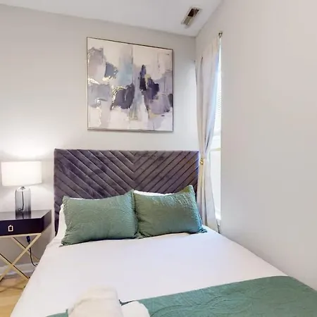 Apartment Bright & Chic Near Medical District