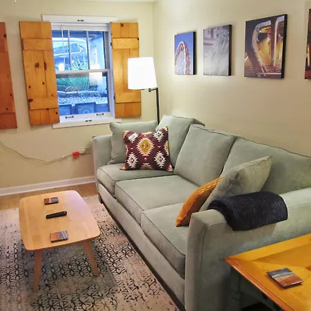 Cozy Vintage Near Downtown Apartment