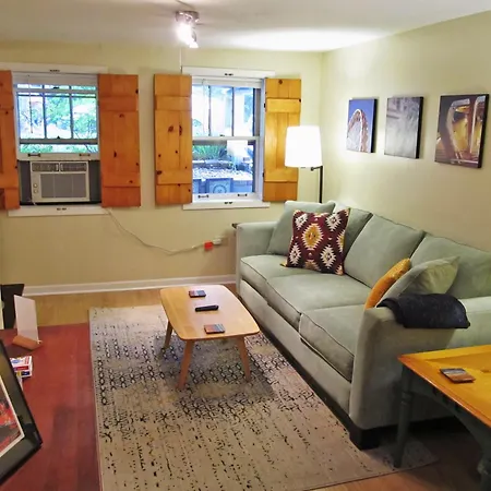 Cozy Vintage Near Downtown Apartment *