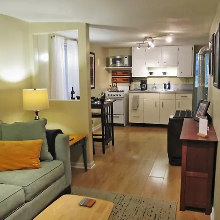 Cozy Vintage Near Downtown Chicago