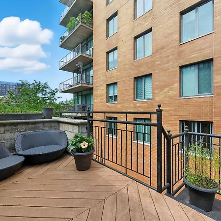 Spacious 3-bed West Loop Townhouse, 1 Car Garage Chicago