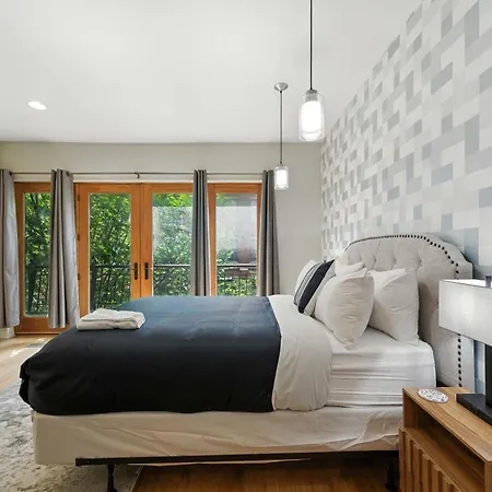 Holiday home Spacious 3-bed West Loop Townhouse, 1 Car Garage
