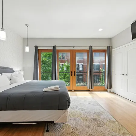 Spacious 3-bed West Loop Townhouse, 1 Car Garage Holiday home Chicago