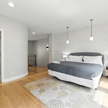 Spacious 3-bed West Loop Townhouse, 1 Car Garage Holiday home Chicago