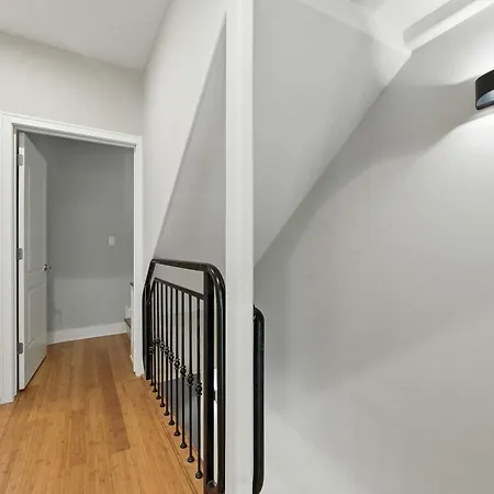 Spacious 3-bed West Loop Townhouse, 1 Car Garage *