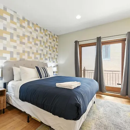 Spacious 3-bed West Loop Townhouse, 1 Car Garage