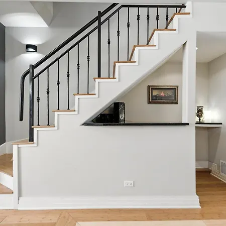 Spacious 3-bed West Loop Townhouse, 1 Car Garage Holiday home