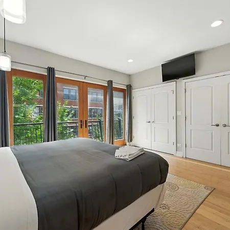 Spacious 3-bed West Loop Townhouse, 1 Car Garage Holiday home *