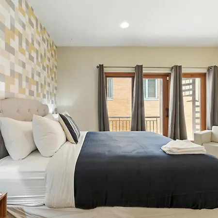 Spacious 3-bed West Loop Townhouse, 1 Car Garage Holiday home Chicago