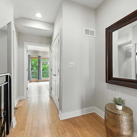 Spacious 3-bed West Loop Townhouse, 1 Car Garage
